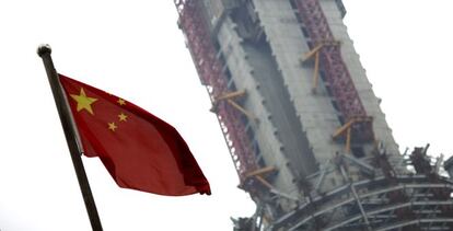 bandera China en el distrito financiero de Shanghái.