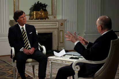 El presentador Tucker Carlson y Vladímir Putin, presidente de Rusia, durante la entrevista transmitida este jueves.