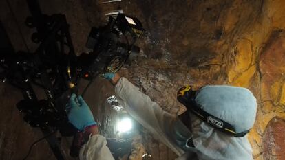 Los cineastas trabajaron con batas, guantes y mascarillas y entraron a la cueva acompañados de dos guías que supervisaron el tiempo limitado que podían estar dentro cada día.