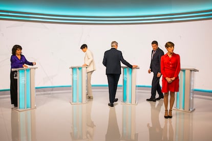 Imagen de todos los candidatos a la Xunta. De izquierda a derecha, Isabel Faraldo (Podemos); Ana Pontón (BNG); Alfonso Rueda (PP); Ramón Gómez Besteiro (PSdeG) y Marta Lois (Podemos), este martes en el plató del debate de TVG.