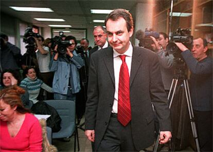El secretario general del PSOE, José Luis Rodríguez Zapatero, ayer, en la sede de la ONCE en Madrid.