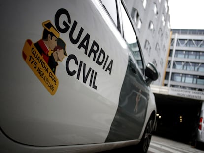 Un coche de la Guardia Civil en los aledaños del Complexo Hospitalario de A Coruña esta mañana.