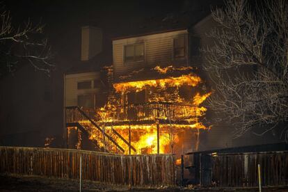 Una casa se quema en el vecindario de Centennial Heights.