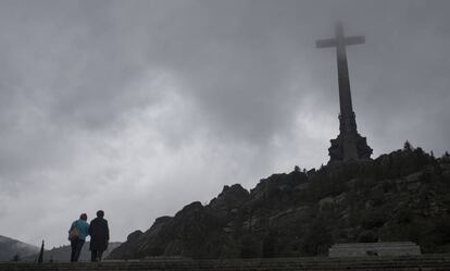 Dos turistas visitan el Valle de los Ca&iacute;dos.