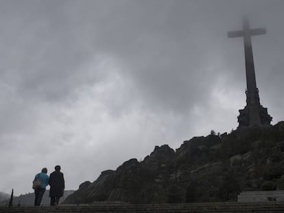 Dos turistas visitan el Valle de los Ca&iacute;dos.