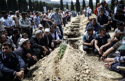 Familiares de los mineros fallecidos comienzan a enterrar a sus seres queridos en Soma (Turquía).