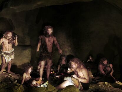 Recreación de actividades cotidianas de un grupo neandertal en el interior de una cueva.