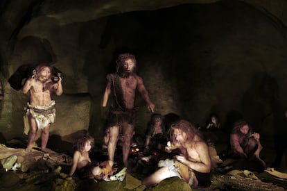 Recreación de actividades cotidianas de un grupo neandertal en el interior de una cueva.