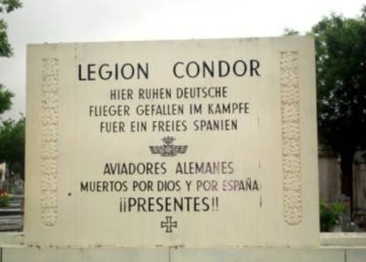 Placa del cementerio de la Almudena que ha sido retirada.