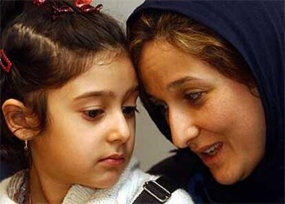 Sara, la menor de las dos hermanas, junto a su madre, Zahra, al llegar al aeropuerto de Bruselas.