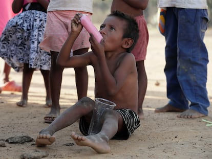 Un niño indígena wayúu come hielo saborizado el 14 de mayo de 2022.