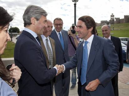 El expresidente del Gobierno y presidente de FAES, José María Aznar saluda al que fuera ministro del Interior durante su mandato, Ángel Acebes, a su llegada a Ávila