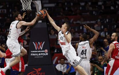 Rudy Fernández y Jaycee Carroll luchan por un rebote.