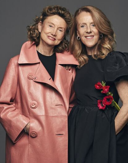 A la izquierda, Concha Gavarrón, de 68 años, viste abrigo de piel rosa de Miu Miu, vestido de punto de seda de Dior, pulsera Riviere y pendientes de brillantes con piedra azul, todo de Suárez. A su derecha, Pilar Martínez, de 63 años, luce vestido de seda negro de Rochas y aros de brillantes de Suárez.