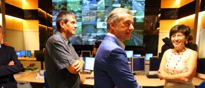 Iñigo Urkullu y Estefanía Beltrán de Heredia visitan el entro de Coordinación de Emergencias de la Ertzaintza en Bilbao.