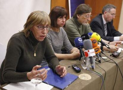 De izquierda a derecha: la directora de la clínica Isadora de Madrid, Marisa Castro; la presidenta de ACAI, Eva Rodríguez; el vocal de ACAI en Cataluña, Santiago Barambio, director de la clínica Tutor Médica y el director de la clínica Dator de Madrid, Agustín Blázquez.