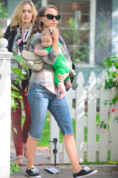 Natalie Portman se toma su maternidad con comodidad y con zapatillas de lona.