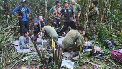 Fotografía publicada por las Fuerzas Armadas de Colombia, donde soldados e indígenas atienden a los cuatro niños en la selva de Solano, Estado de Caquetá, Colombia.