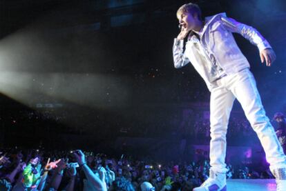 Justin Bieber, durante un momento de su actuación ayer en el Palacio de los Deportes.