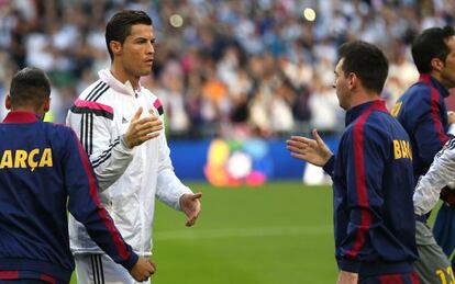 Messi cumprimenta Cristiano em um clássico no Bernabéu.