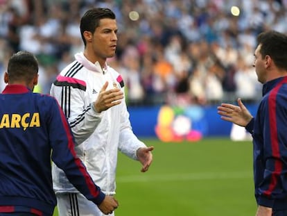 Messi cumprimenta Cristiano em um clássico no Bernabéu.