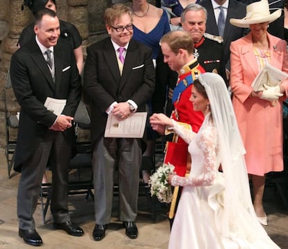 Elton John y su marido, David Furnish, en la boda real entre el prncipe Guillermo y Kate Middleton en la abada de Westminster, el 29 de abril de 2011.