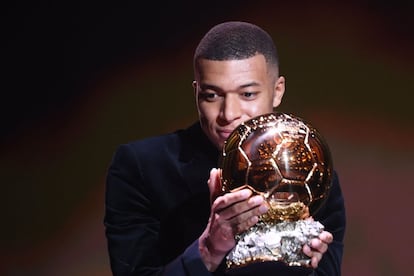 El delantero francés del PSG Kylian Mbappé entrega el premio Balón de Oro femenino en la ceremonia de este lunes en París.