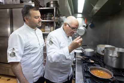 Jaime Sanz y su hijo Jordi, preparan un arroz Calabuch en la cocina de su restaurante. 