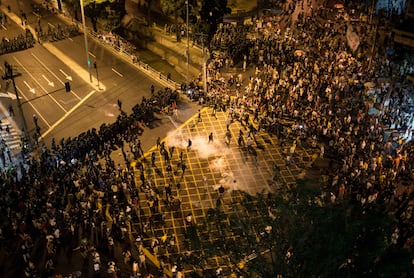 Manifestantes se enfrentan a la policía afuera del estadio Maracaná mientras se jugaba la final de la copa Confederaciones 2013 entre Brasil y España.