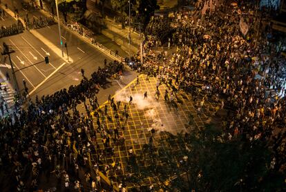 Manifestantes se enfrentan a la policía afuera del estadio Maracaná mientras se jugaba la final de la copa Confederaciones 2013 entre Brasil y España.