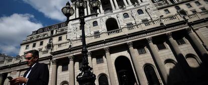 Una persona consulta su teléfono delante de la sede del Banco de Inglaterra, en Londres (Reino Unido).