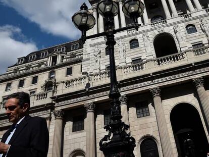 Una persona consulta su teléfono delante de la sede del Banco de Inglaterra, en Londres (Reino Unido).