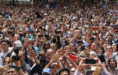 Una multitud escucha el discurso del autoproclamado presidente encargado de Venezuela, Juan Guaidó, durante un evento público con diputados en una plaza en el este de Caracas (Venezuela), este viernes. 