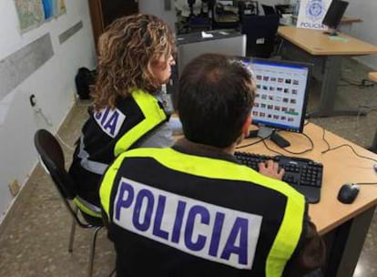 Dos policías analizan en un ordenador el material intervenido en la Operación Bea.