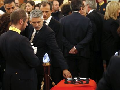 Fernando Grande-Marlaska, ministro del Interior en funciones, toca el féretro del exsecretario general del PSOE.