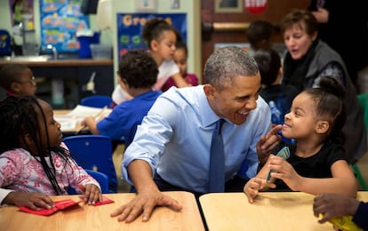 El presidente Obama juega con una niña en una guardería de Lawrence, Kansas.