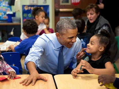 El presidente Obama juega con una ni&ntilde;a en una guarder&iacute;a de Lawrence, Kansas. 