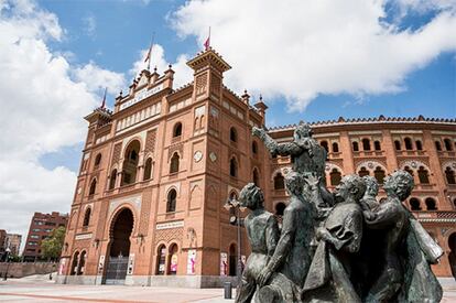 Monumento a Antonio Bienvenida, en la explanada exterior de Las Ventas.