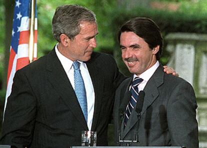 George W. Bush y José María Aznar, en los jardines de La Moncloa en junio de 2001.