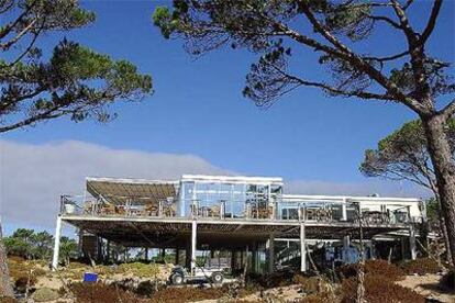 Casa club del campo de Oitavos, en Quinta da Marinha, Cascais, diseñada por el arquitecto Arthur Hills.
Los autores de la carta, durante los días que pasaron en las faldas del Everest.