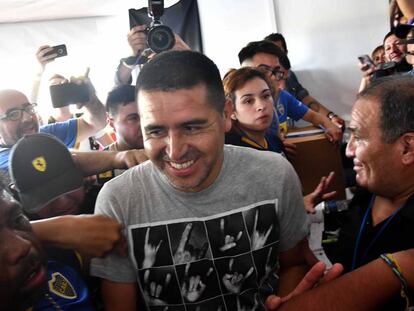 Juan Román Riquelme vota en las elecciones celebradas este domingo para elegir nuevas autoridades de Boca Juniors.