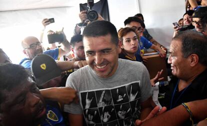 Juan Román Riquelme vota en las elecciones celebradas este domingo para elegir nuevas autoridades de Boca Juniors.