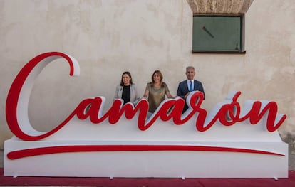 La presidenta de la Junta de Andaluc&iacute;a, Susana D&iacute;az (centro), flanqueada por la alcaldesa de San Fernando, Patricia Cavada, y el consejero andaluz de Cultura, Miguel &Aacute;ngel V&aacute;zquez, en la localidad gaditana.