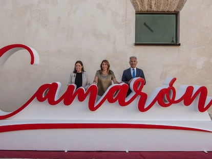 La presidenta de la Junta de Andaluc&iacute;a, Susana D&iacute;az (centro), flanqueada por la alcaldesa de San Fernando, Patricia Cavada, y el consejero andaluz de Cultura, Miguel &Aacute;ngel V&aacute;zquez, en la localidad gaditana.