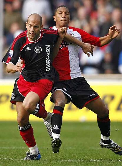 Gabri desborda a De Guzmán en un Ajax-Feyenoord.