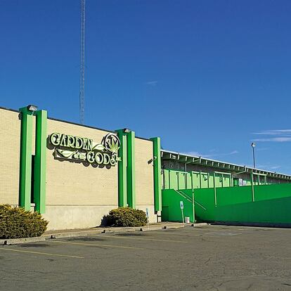 La mayoría de los establecimientos están identificados con una cruz verde parecida a la de las farmacias españolas.