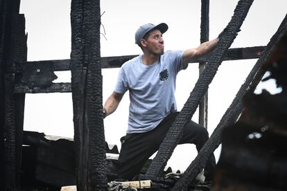 Un hombre camina entre los restos de casas, este viernes 8 de marzo.