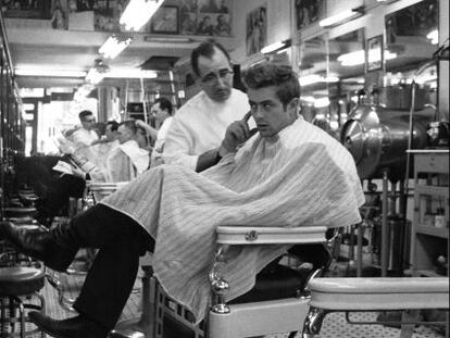 O ator James Dean, numa barbearia de Nova York.