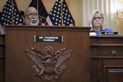 Bennie Thompson (izquierda) y Liz Cheney, en la primera de las audiencias de las conclusiones de la comisión que investiga el ataque al Capitolio.