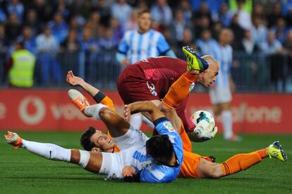 Bale choca con Angeleri en una acción en la que acaba haciéndose con el balón Willy Caballero.